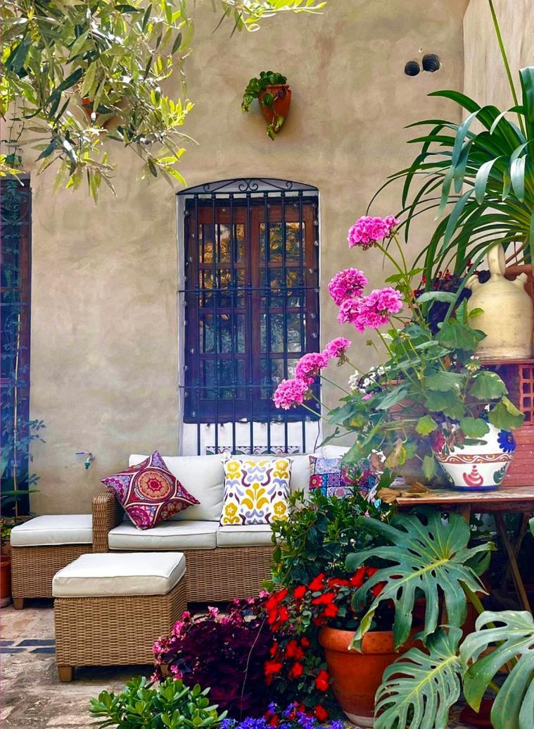 Oliva Courtyard Guesthouse Exteriör bild