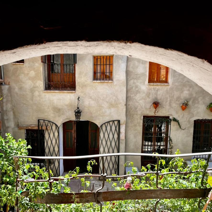 Oliva Courtyard Guesthouse Exteriör bild